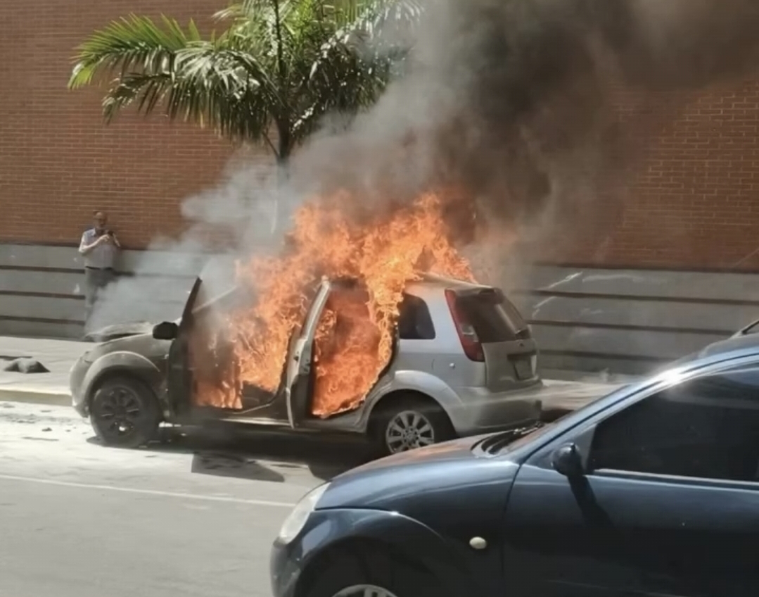 CARACAS – Un vehículo se incendió frente al Sambil de La Candelaria
