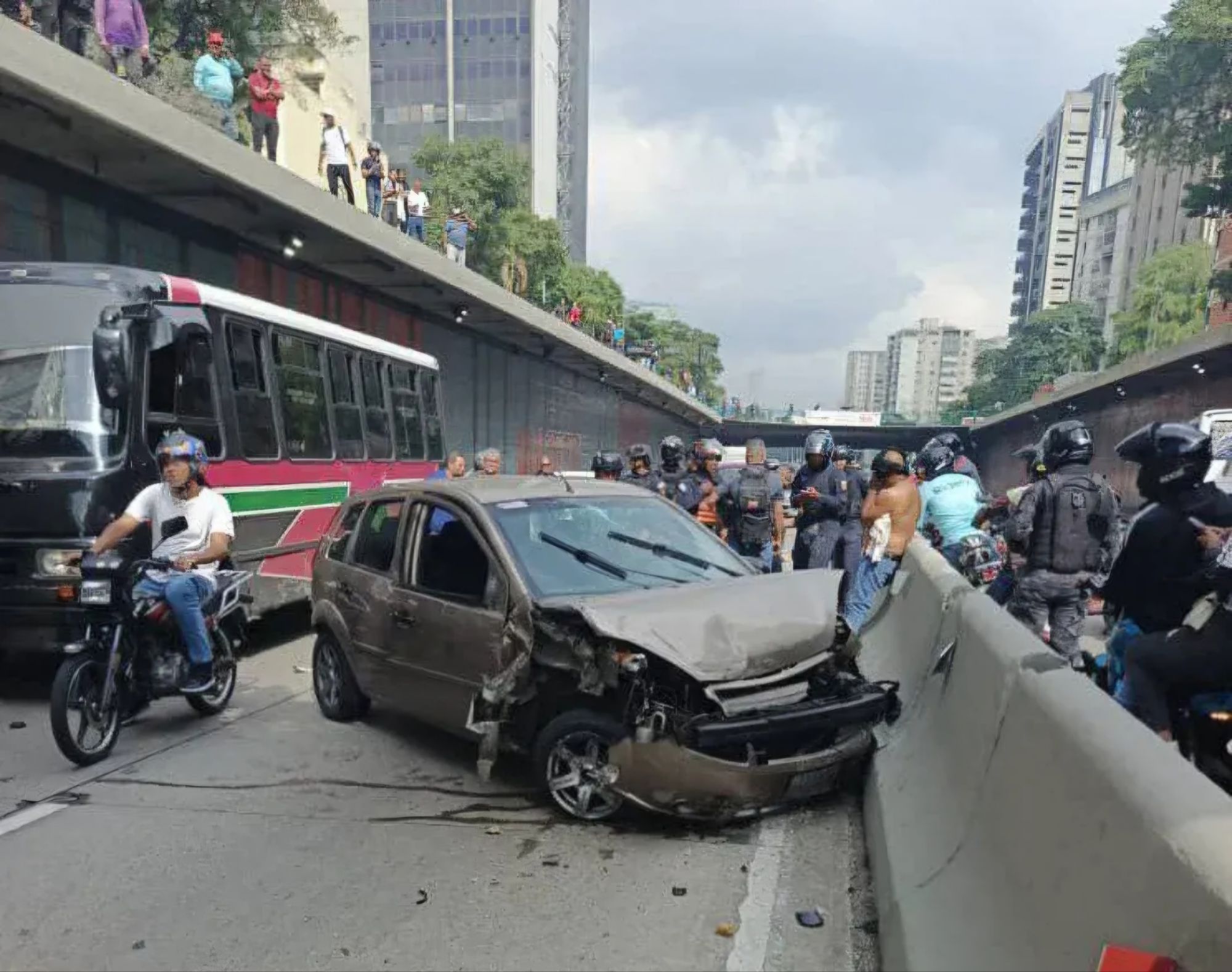 CARACAS – Colisión múltiple en la avenida Libertador generó retrasos