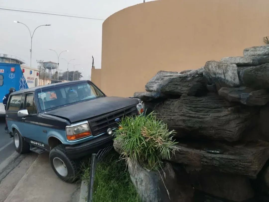 ANZOÁTEGUI – Camioneta impactó con una empresa en Guanipa