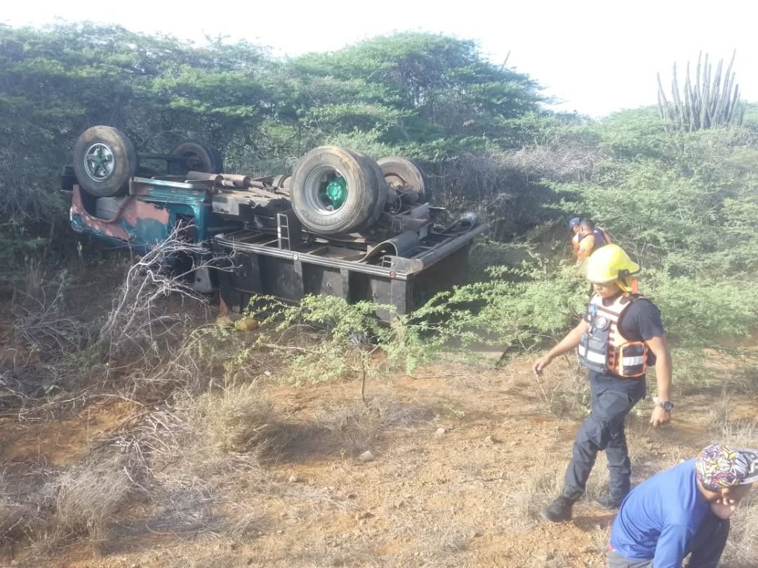 Falcón – 1 muerto tras colisión y vuelco en Jadacaquiva