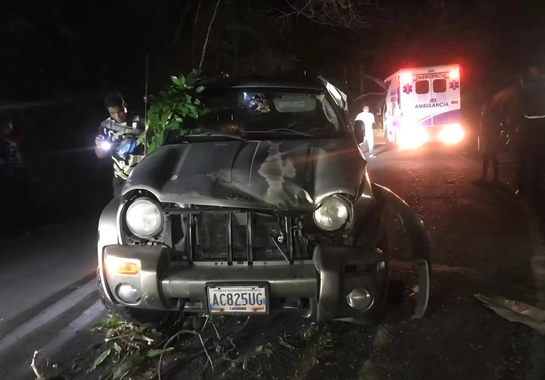 ⚠️🚗🔄⛰️Aragua: Vehículo se embarrancó en la carretera Ocumare – Maracay